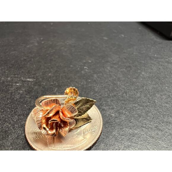 Vintage Krementz Rose and yellow gold tone Flower Leaf Screw Back Earrings - Picture 3 of 16